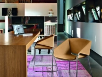 Sedia Simply con seduta rivestita in cuoio e base a slitta in metallo di Tonin Casa