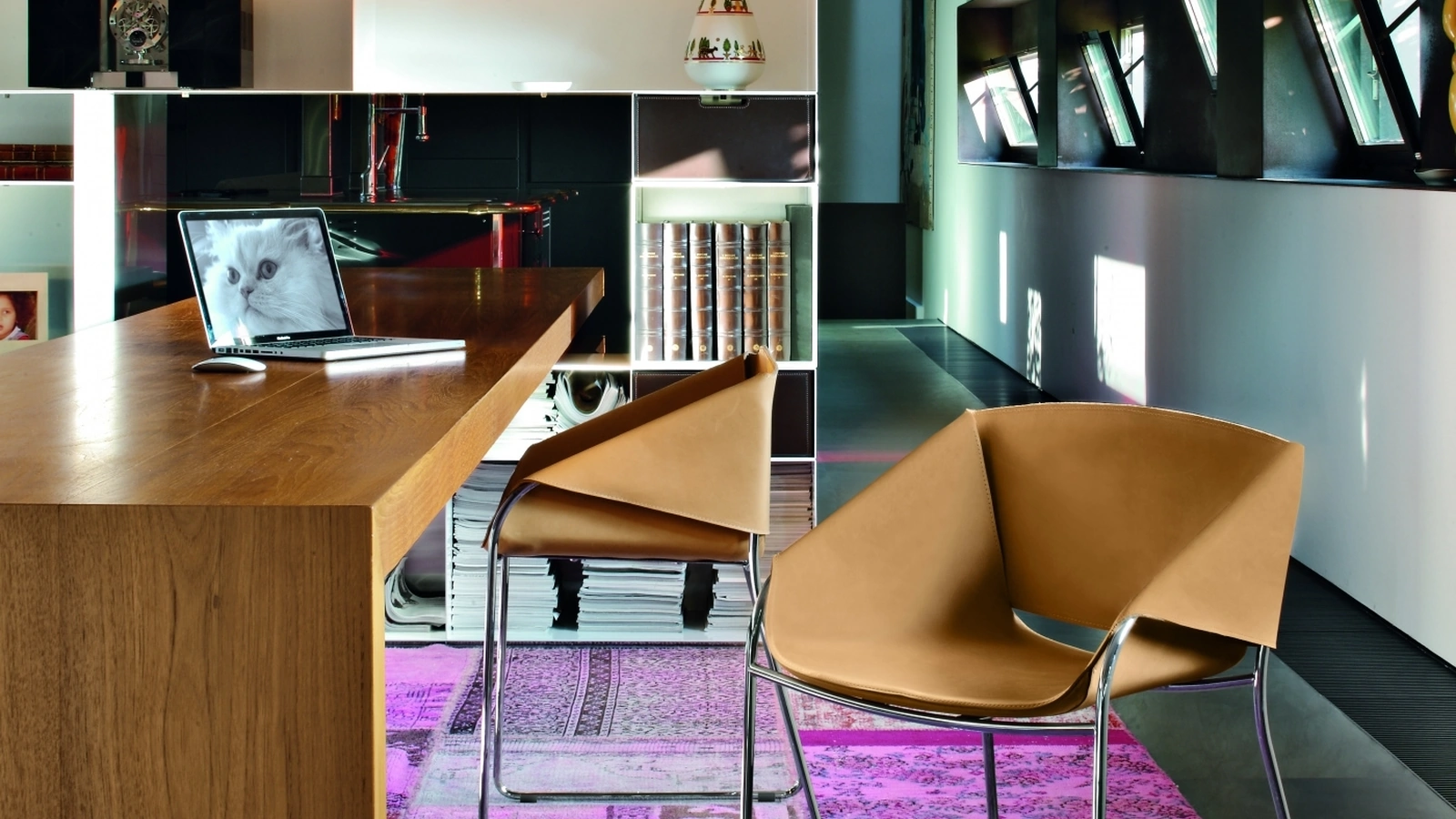 Sedia Simply con seduta rivestita in cuoio e base a slitta in metallo di Tonin Casa