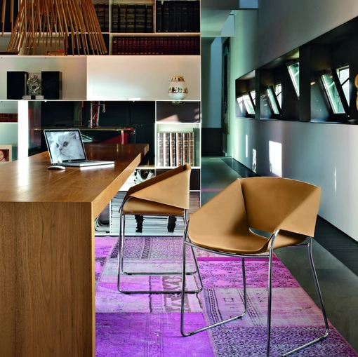 Sedia Simply con seduta rivestita in cuoio e base a slitta in metallo di Tonin Casa