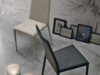 Sedia Skinny con schienale alto e leggermente curvato, rivestita in ecopelle di Tomasella