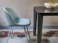 Sedia Sonny Q in tessuto con gambe in metallo di Sedie Brianza