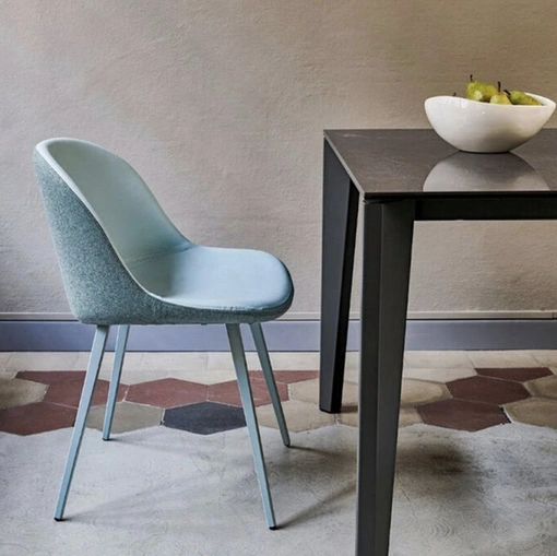 Sedia Sonny Q in tessuto con gambe in metallo di Sedie Brianza