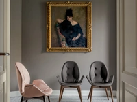 Sedia Sorrento con seduta rivestita in pelle e gambe in legno di Tonin Casa