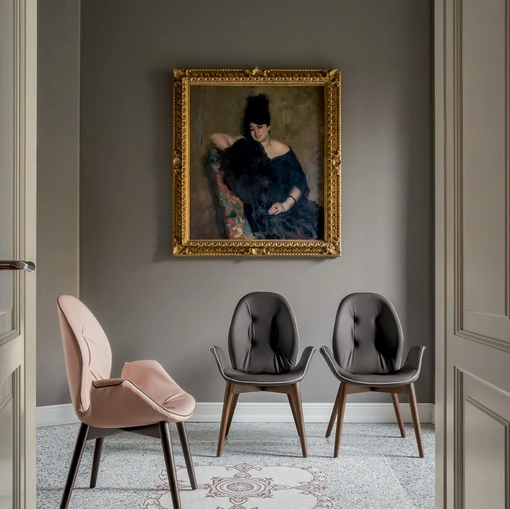 Sedia Sorrento con seduta rivestita in pelle e gambe in legno di Tonin Casa