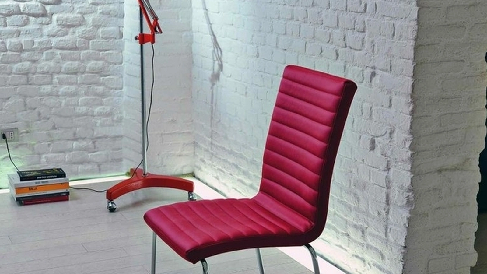 Sedia Star in tessuto imbottito e trapuntato con gambe in acciaio di Sedie Brianza