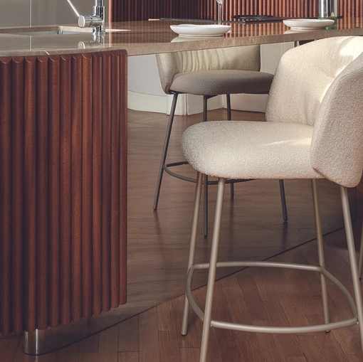 Sgabello Sweel in tessuto imbottito di Calligaris