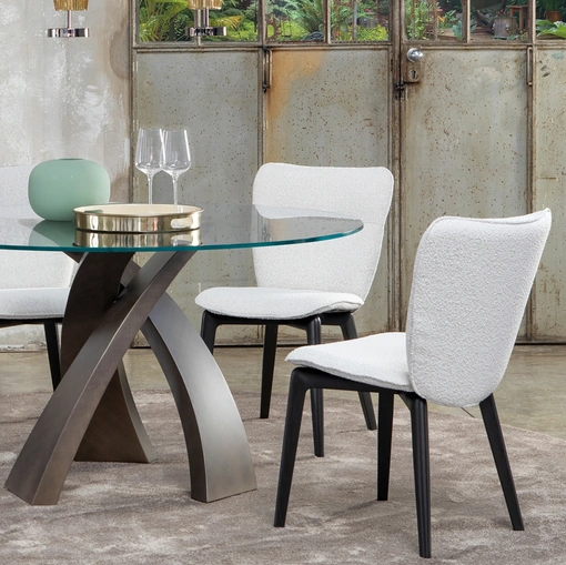 Sedia Tender rivestita in tessuto di Tonin Casa