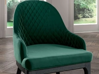 Sedia con braccioli in velluto trapuntato con base in legno Thelma di Ozzio