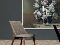 Sedia Agata con rivestimento seduta in ecopelle e gambe in legno di Tonin Casa