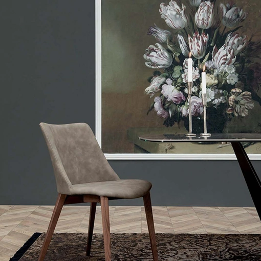 Sedia Agata con rivestimento seduta in ecopelle e gambe in legno di Tonin Casa