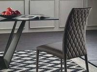 Sedia Charm Élite rivestita in pelle con schienale trapuntato di Tonin Casa