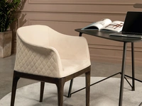 Sedia con braccioli in pelle trapuntata a rombi sullo schienale Gilda Élite di Tonin Casa