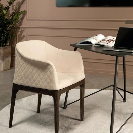 Sedia con braccioli in pelle trapuntata a rombi sullo schienale Gilda Élite di Tonin Casa