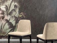 Sedia Gilda con seduta rivestita in ecopelle e base in legno di Tonin Casa