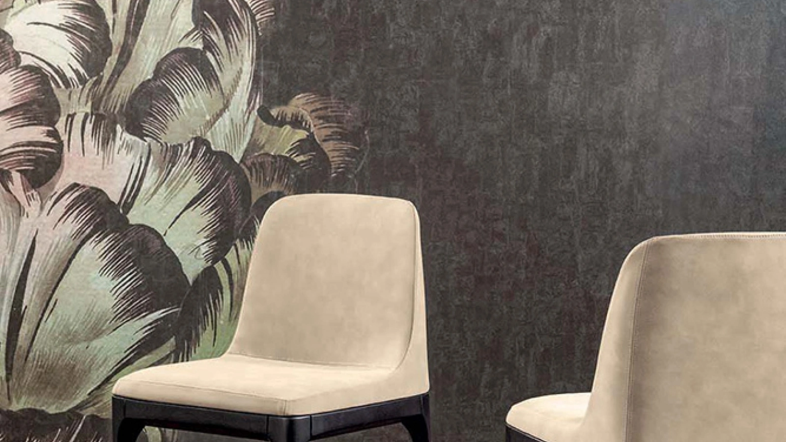 Sedia Gilda con seduta rivestita in ecopelle e base in legno di Tonin Casa