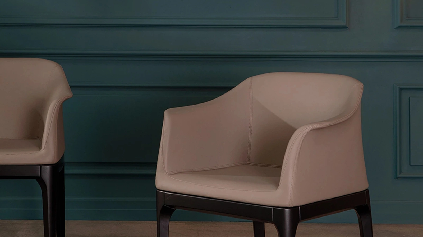 Sedia Gilda con seduta rivestita in ecopelle di Tonin Casa