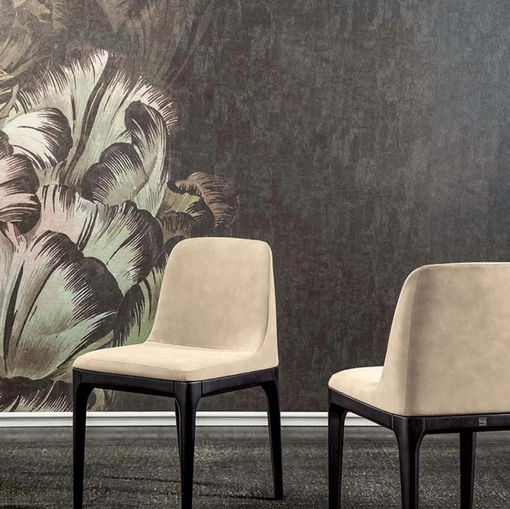 Sedia Gilda con seduta rivestita in ecopelle e base in legno di Tonin Casa