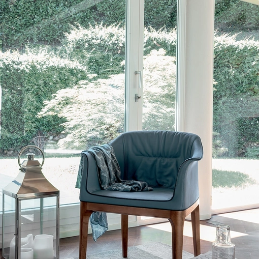 Sedia Mivida con seduta rivestita in pelle e gambe in legno di Tonin Casa