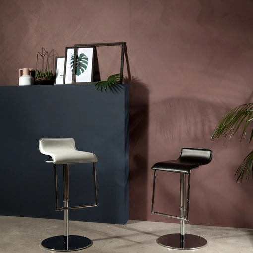 Sgabello Milano in cuoio con struttura in metallo di Tonin Casa