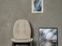 Sedia Sorrento Easy con seduta rivestita in ecopelle e gambe in legno di Tonin Casa