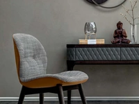 Sedia Sorrento Ésprit con seduta rivestita in tessuto e schienale in ecopelle con gambe in legno di Tonin Casa