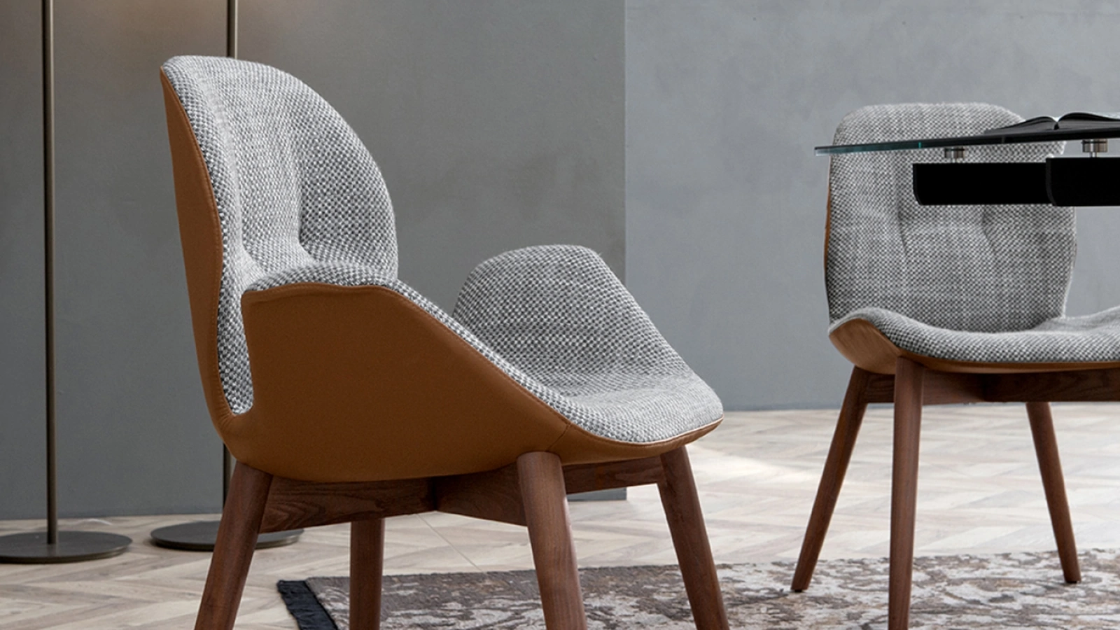 Sedia Sorrento Ésprit con seduta rivestita in tessuto e ecopelle con gambe in legno di Tonin Casa