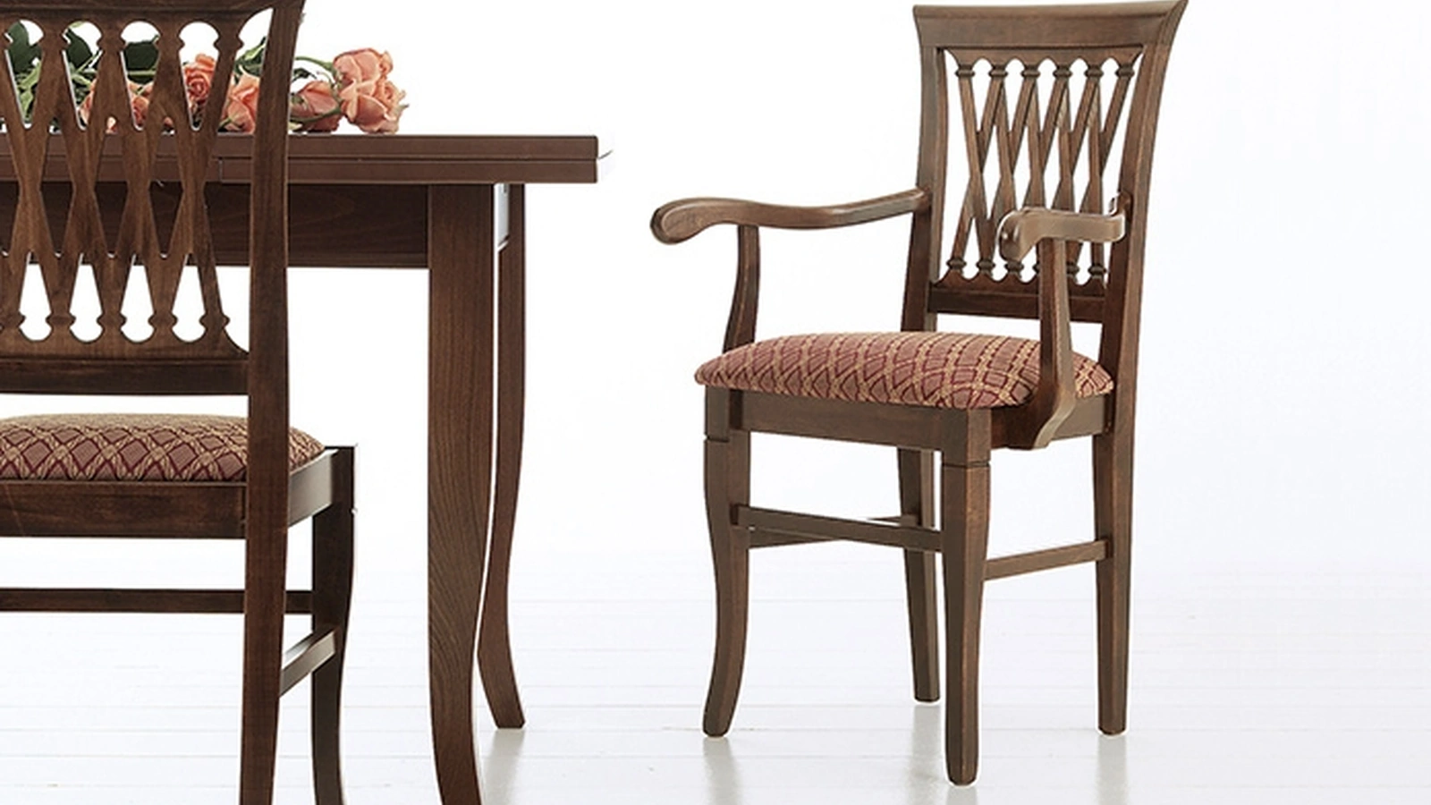 Sedia classica con o senza braccioli Treccia in legno con seduta in tessuto imbottito di Sedie Brianza