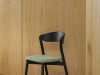 Sedia impilabile in Rovere Nero con seduta in tessuto imbottito Tube di Miniforms