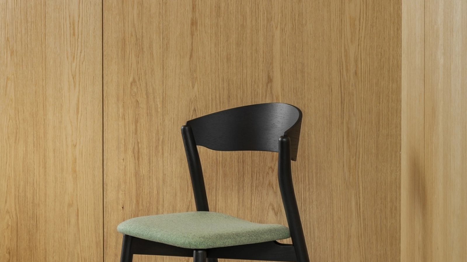 Sedia impilabile in Rovere Nero con seduta in tessuto imbottito Tube di Miniforms