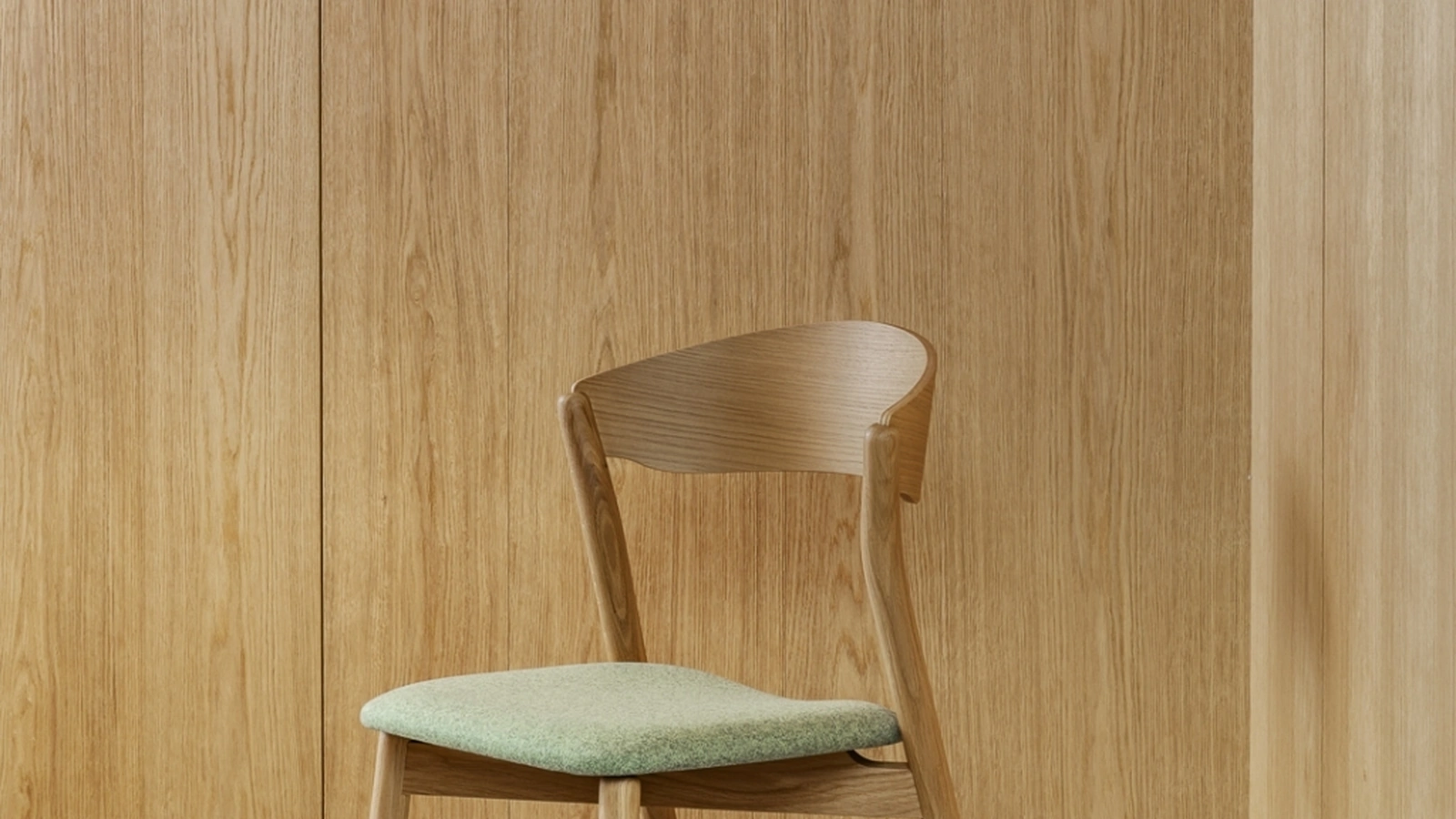 Sedia impilabile in Rovere Fiammato con seduta in tessuto imbottito Tube di Miniforms