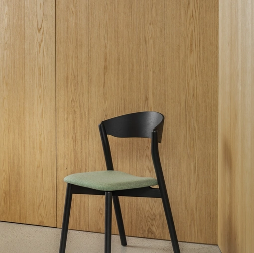 Sedia impilabile in Rovere Nero con seduta in tessuto imbottito Tube di Miniforms