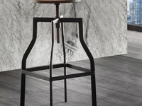 Sgabello Urban con sedile in noce industrial e struttura in metallo verniciato nero di La Seggiola