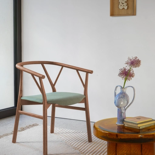 Sedia Valerie in rovere tinto noce con seduta in tessuto di Miniforms