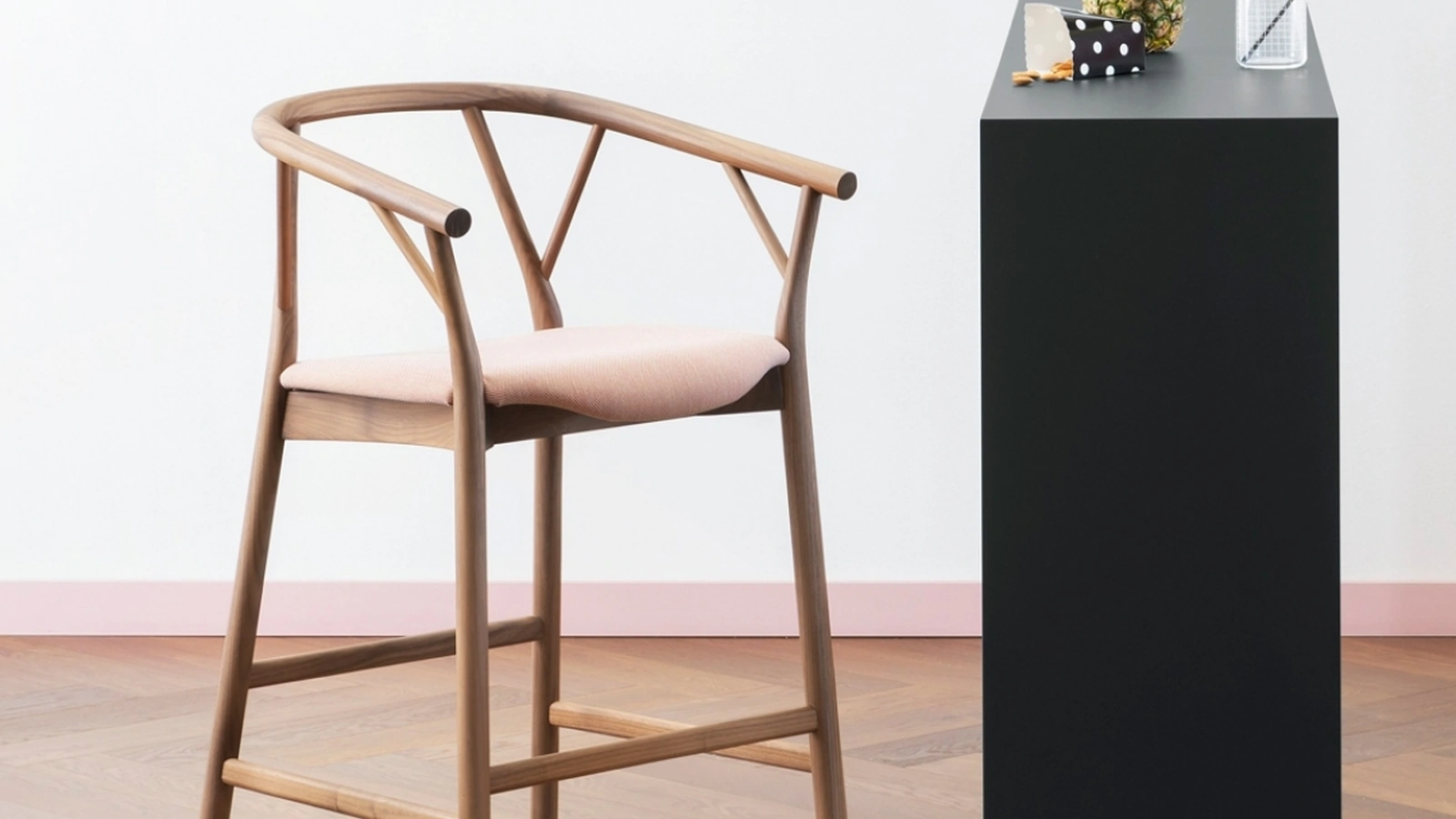 Sgabello Valerie in legno curvato con seduta in tessuto di Miniforms