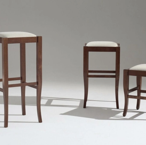 Sgabello Ventaglio SG in legno con seduta in tessuto imbottito di Sedie Brianza