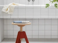 Sgabello regolabile Vitos in legno laccato Rosso con seduta circolare di Miniforms