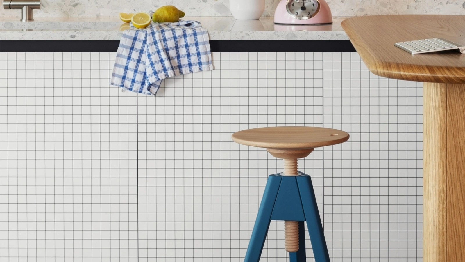 Sgabello regolabile Vitos in legno laccato Blu con seduta circolare di Miniforms