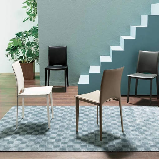 Sedia completamente rivestita in cuoio Viva di Ozzio