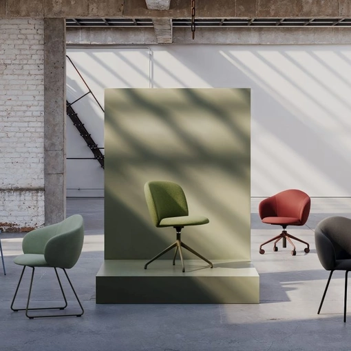 Sedia Volta in tessuto imbottito di Infiniti