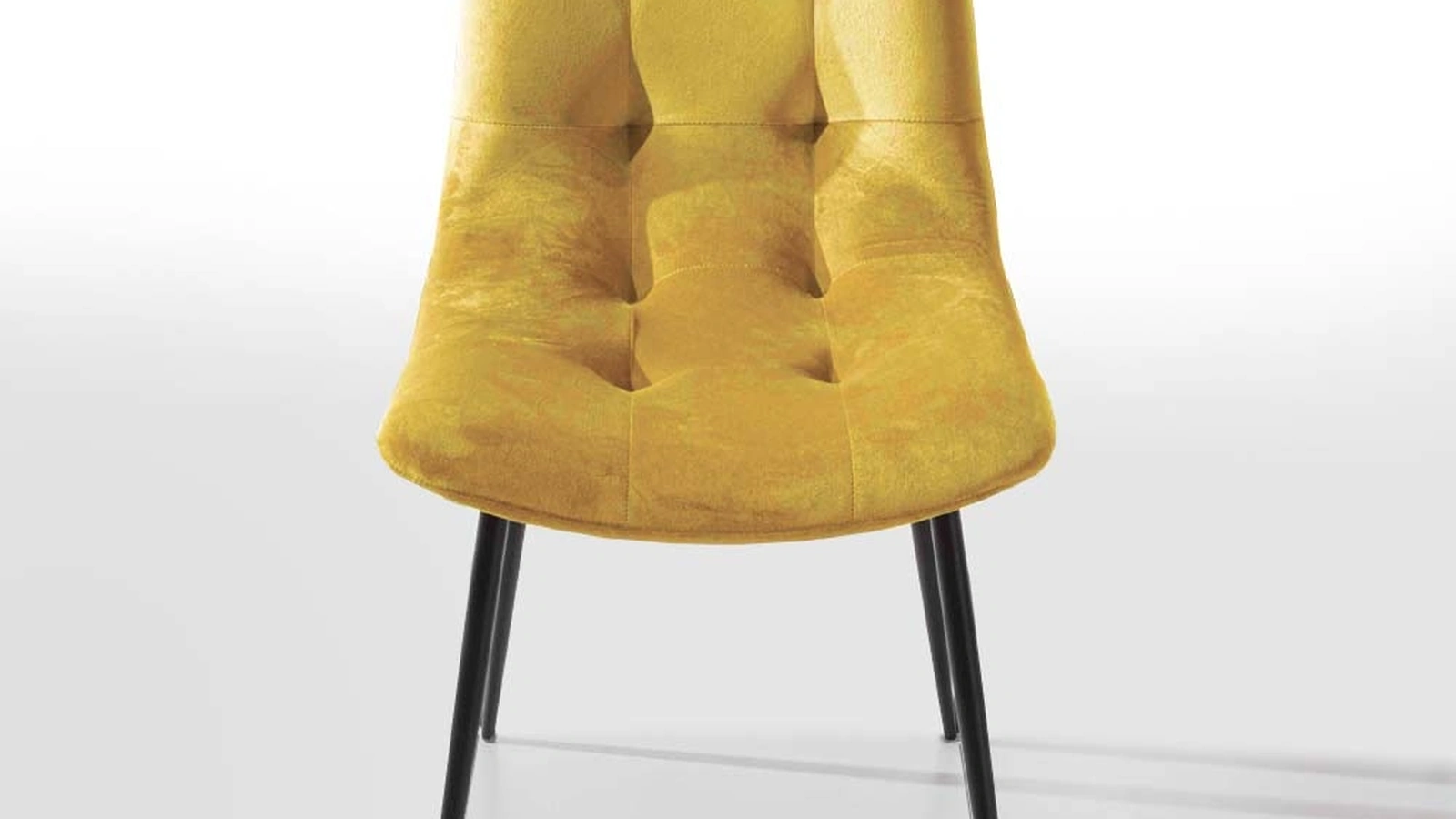 Sedia con seduta monoscocca in vellutoantimacchia zafferano trapuntato e imbottito Zara di La Seggiola