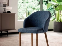 Sedia Zico in tessuto imbottito con gambe in Rovere di Ozzio