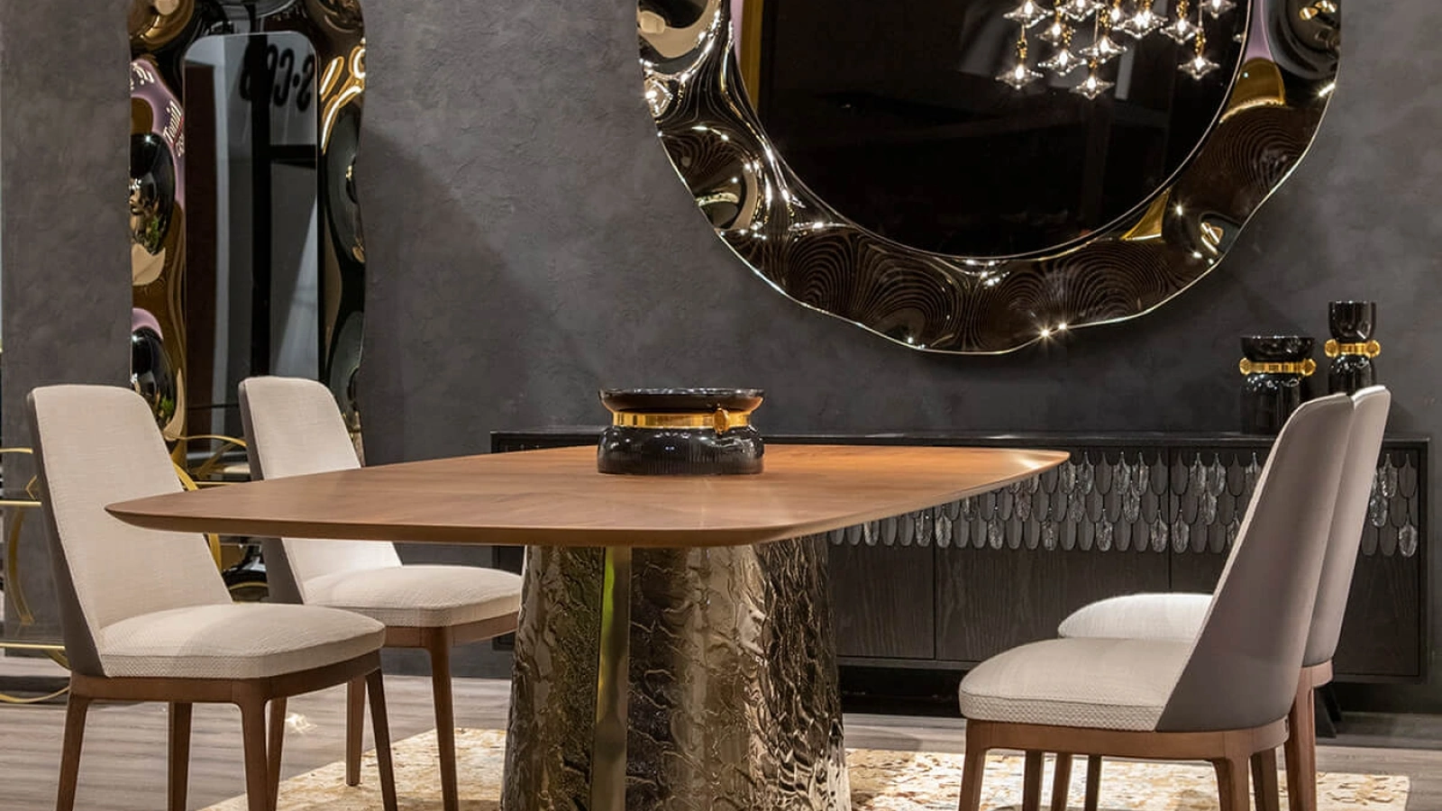 Tavolo Adone con top in legno e base in vetro curvato, bocciardato e retroargentato, in colorazione bronzo di Tonin Casa