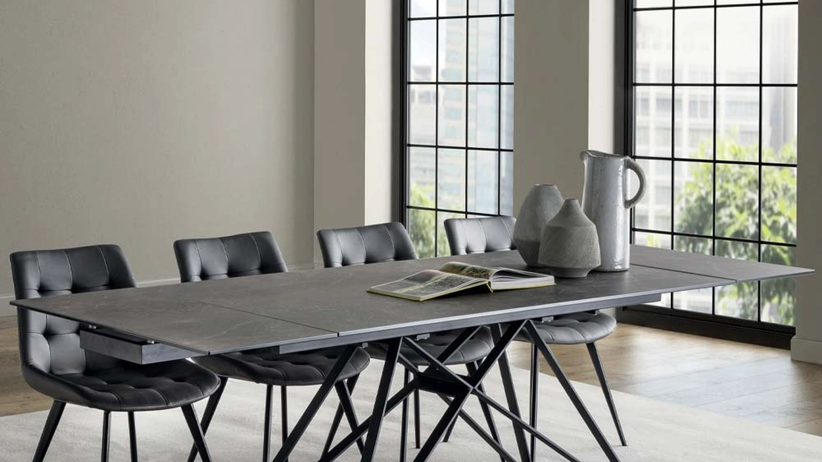 Tavolo allungabile Architrave in vetro ceramica opaco con base in metallo di La Seggiola