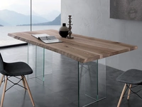 Tavolo Bio-Glass in Frassino olivato massello spazzolato tinto naturale con bordo corteccia con gambe in vetro di La Seggiola