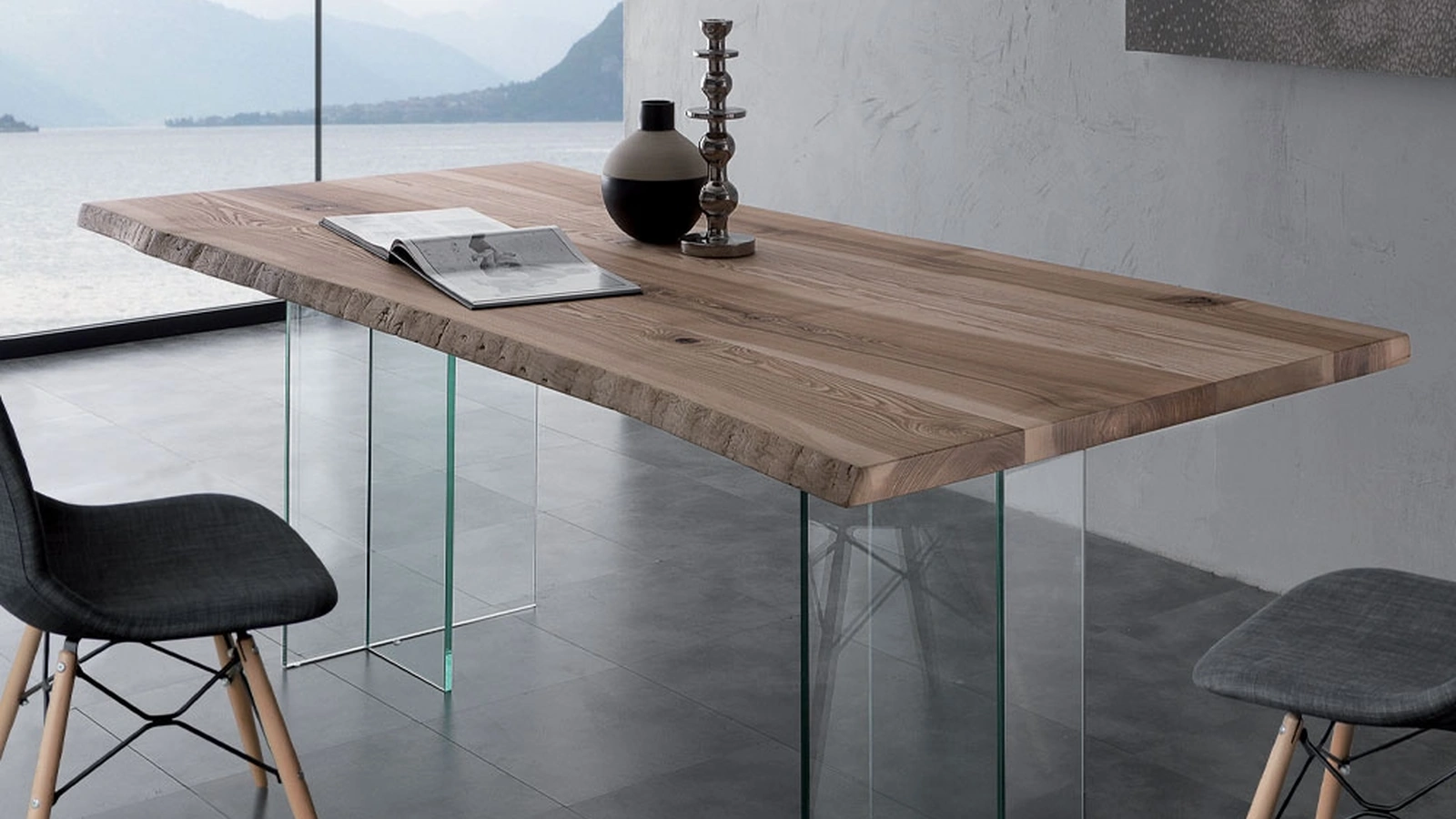 Tavolo Bio-Glass in Frassino olivato massello spazzolato tinto naturale con bordo corteccia con gambe in vetro di La Seggiola