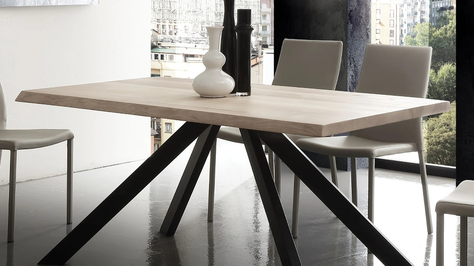 Tavolo Bio-Metal in Frassino olivato massello spazzolato tinto naturale con bordo corteccia e gambe in metallo verniciato di La Seggiola