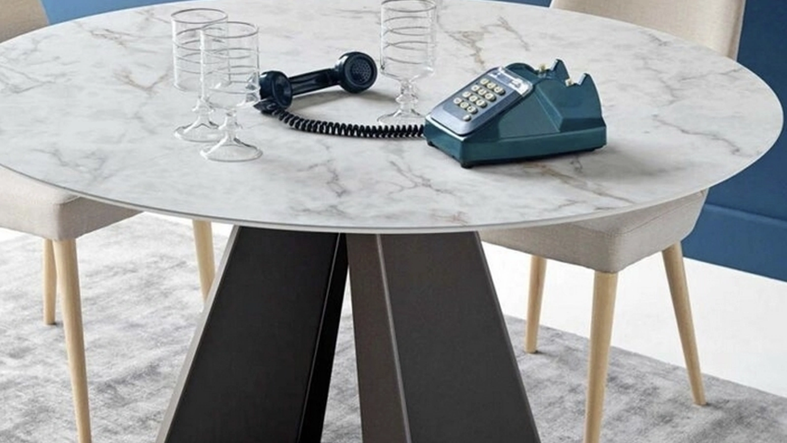 Tavolo Bluma Round con top in HPL lucido effetto marmo e base in metallo di Sedie Brianza