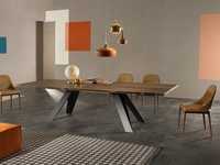 Tavolo Celtis con base in metallo e top in legno di Tonin Casa