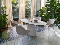 Tavolo fisso con piano ovale in ceramica e base monolitica in lamiera curvata Ellisse di Connubia