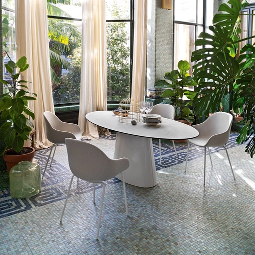 Tavolo fisso con piano ovale in ceramica e base monolitica in lamiera curvata Ellisse di Connubia